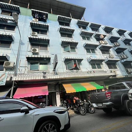 Oyo 75494 President Apartment Pattaya Eksteriør bilde
