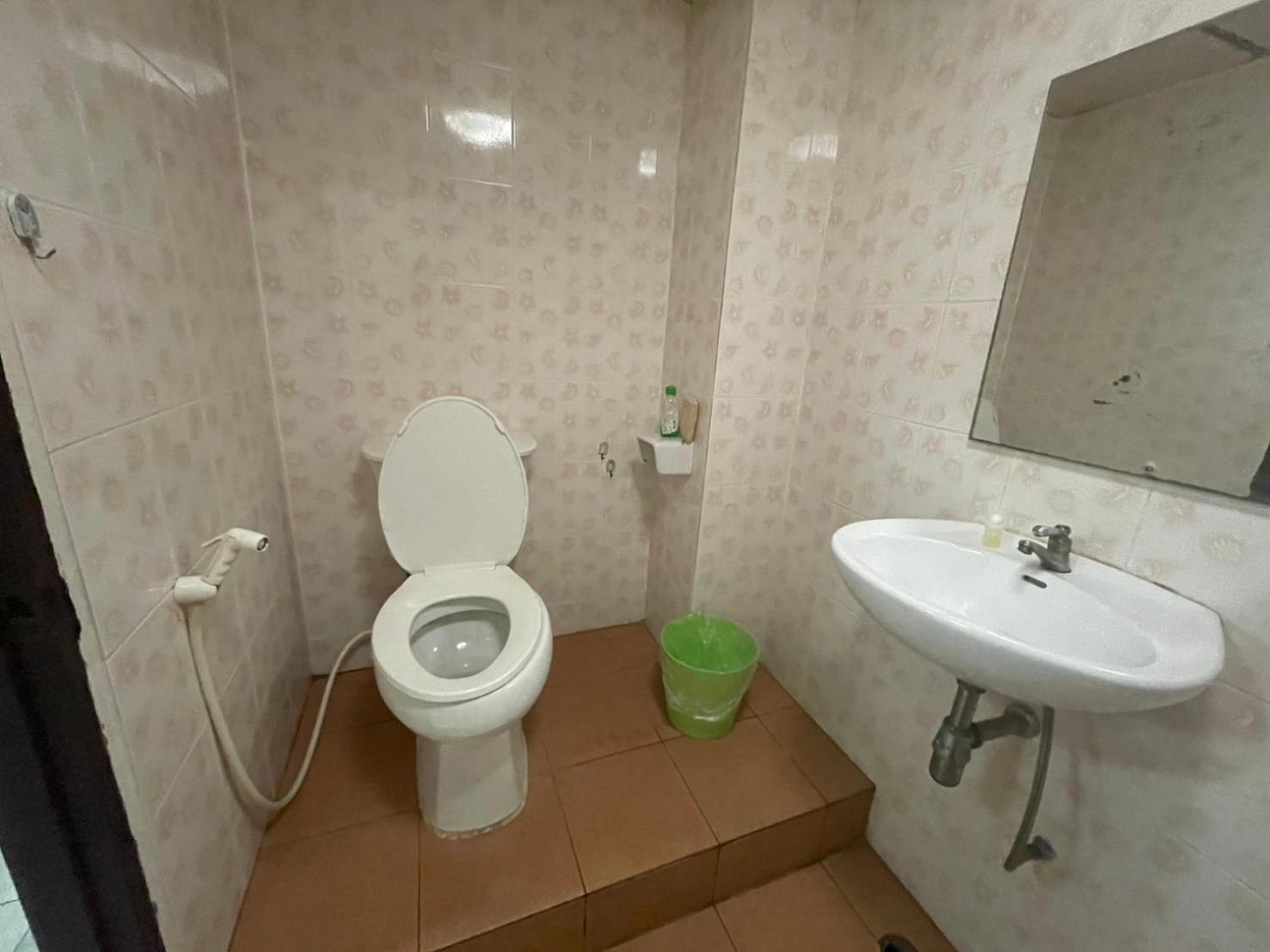 Oyo 75494 President Apartment Pattaya Eksteriør bilde