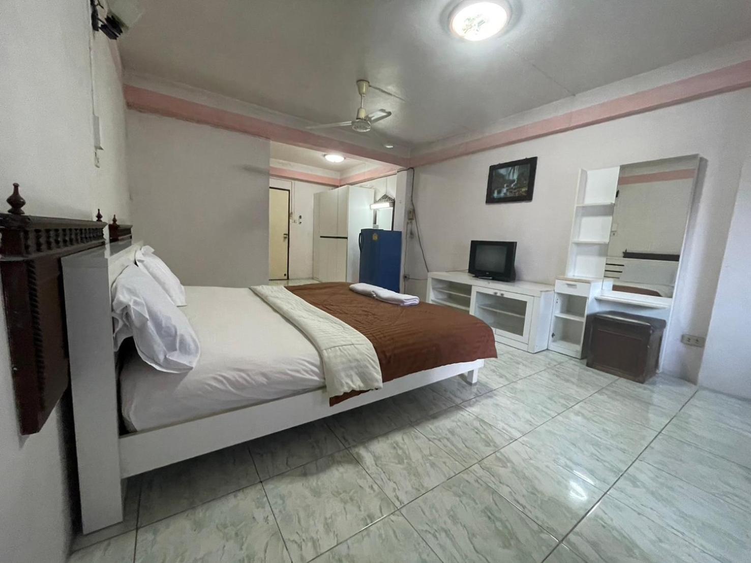 Oyo 75494 President Apartment Pattaya Eksteriør bilde