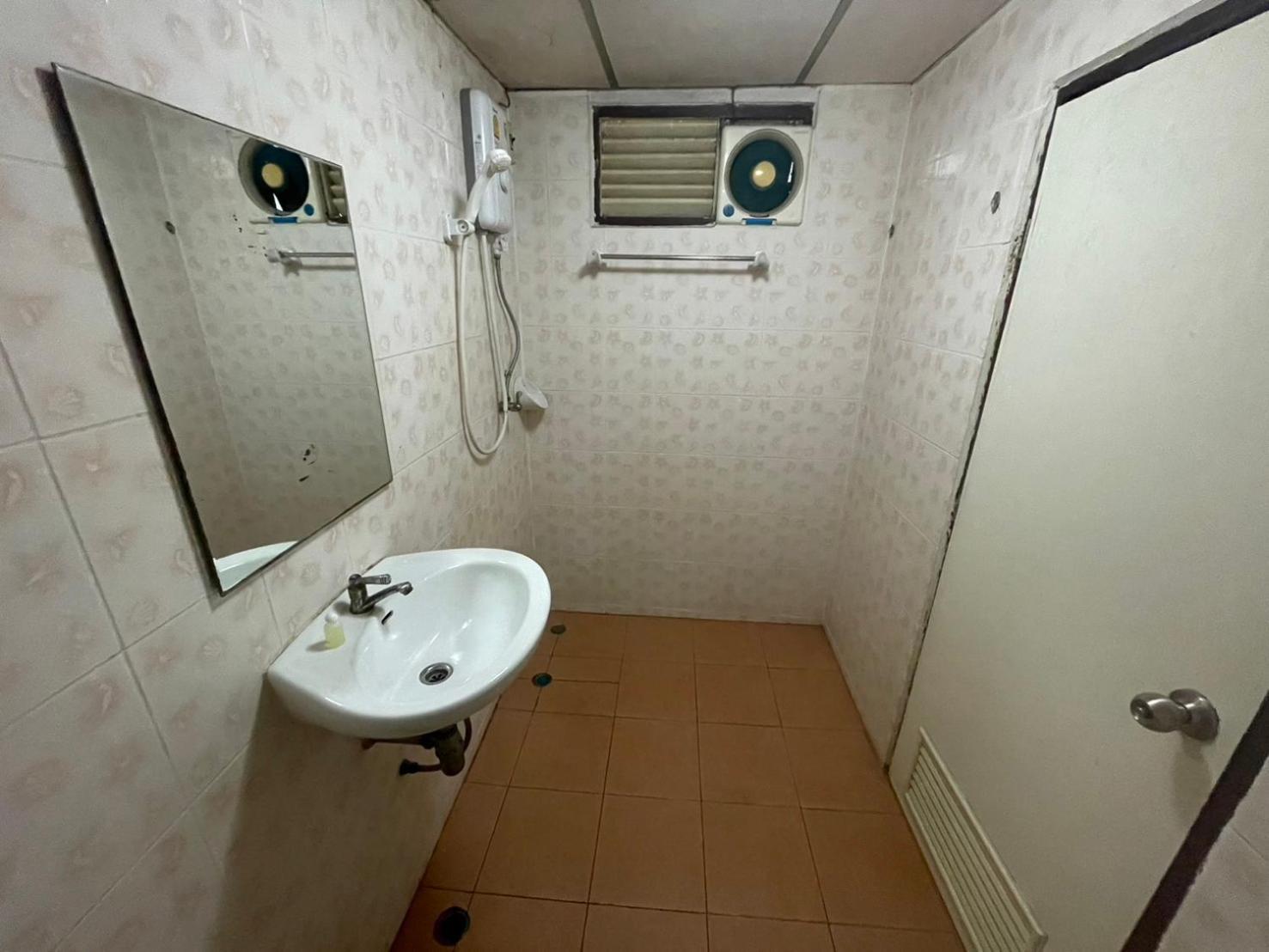 Oyo 75494 President Apartment Pattaya Eksteriør bilde