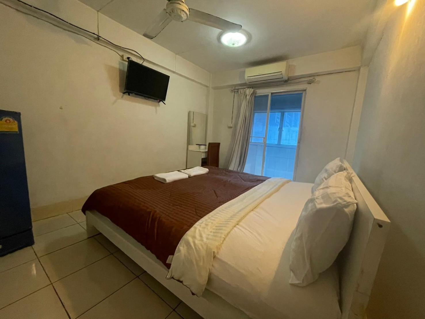 Oyo 75494 President Apartment Pattaya Eksteriør bilde