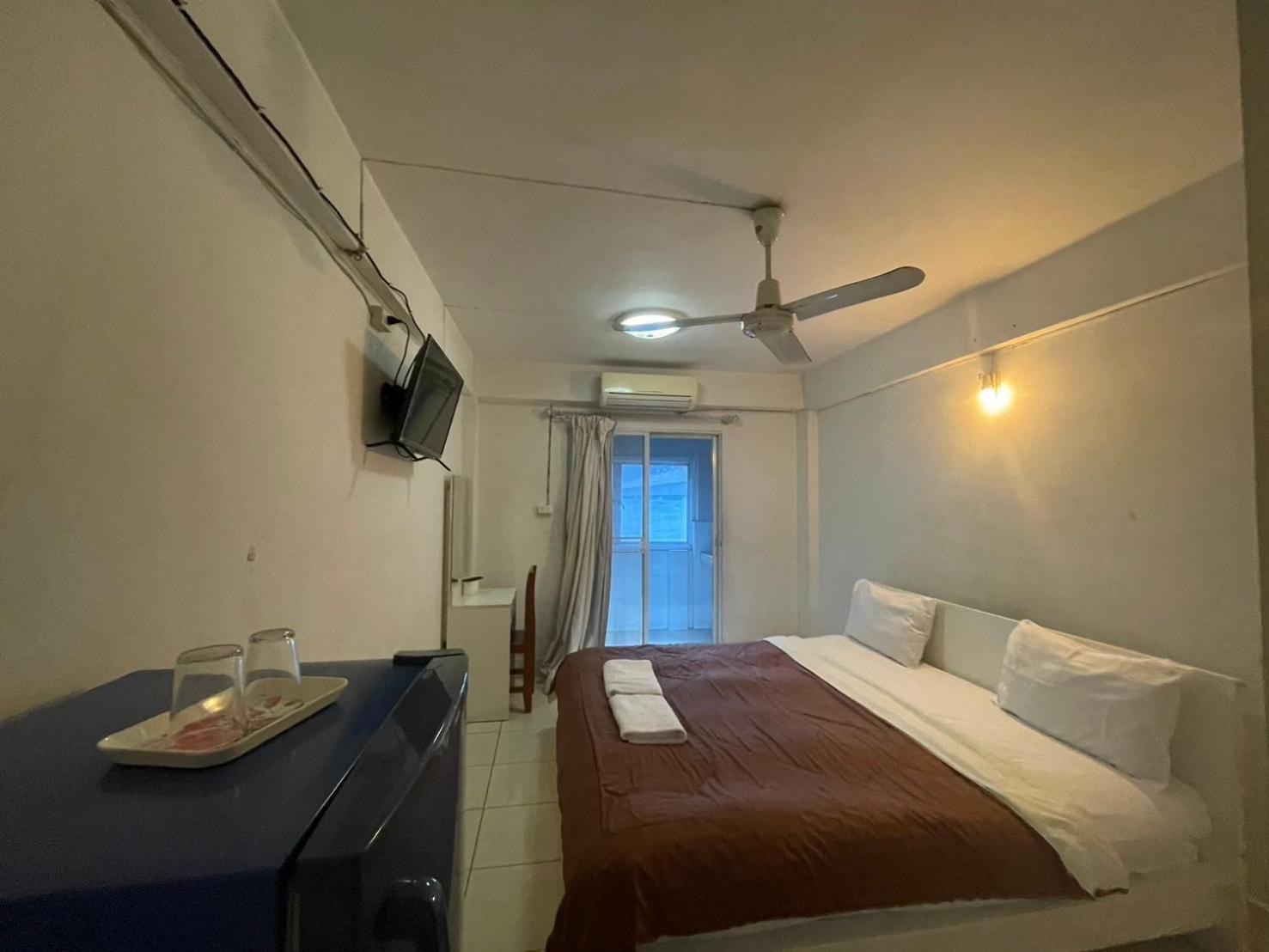 Oyo 75494 President Apartment Pattaya Eksteriør bilde