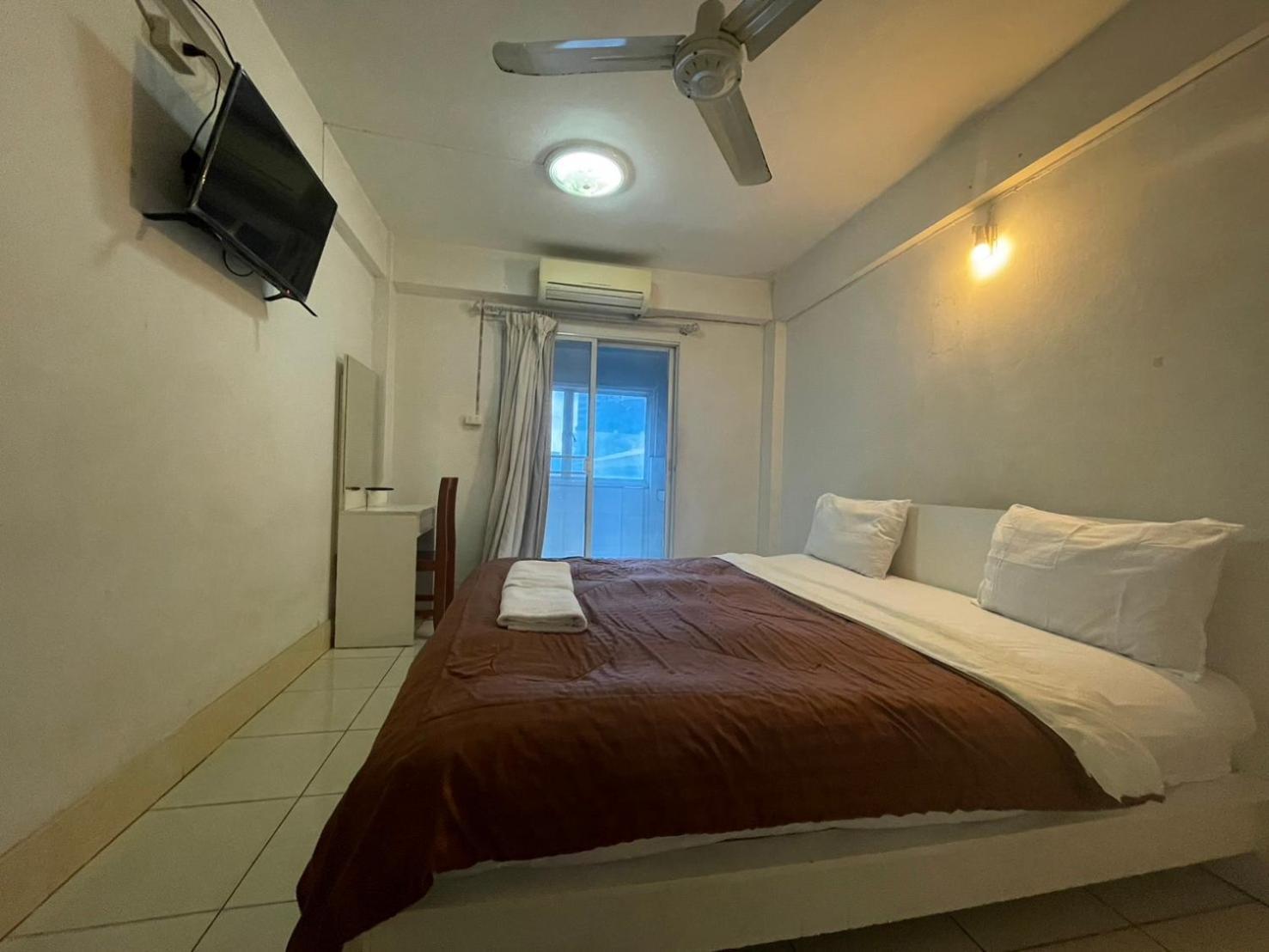 Oyo 75494 President Apartment Pattaya Eksteriør bilde