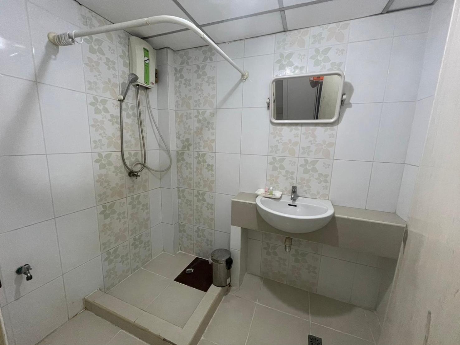 Oyo 75494 President Apartment Pattaya Eksteriør bilde