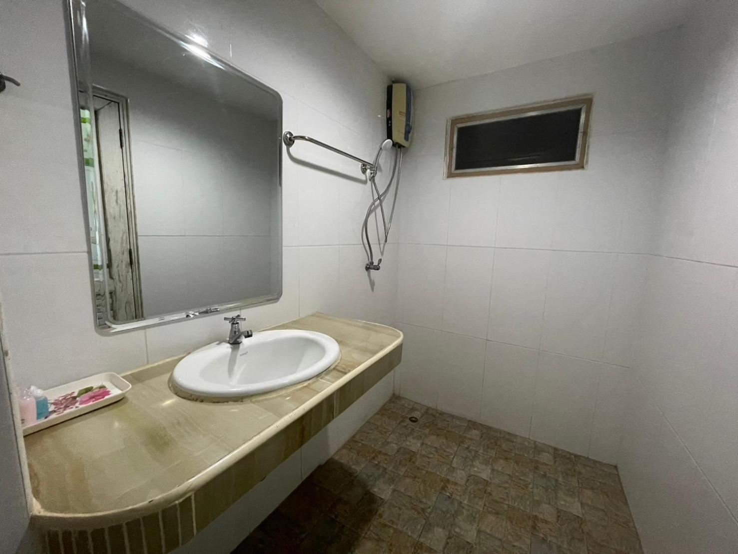Oyo 75494 President Apartment Pattaya Eksteriør bilde