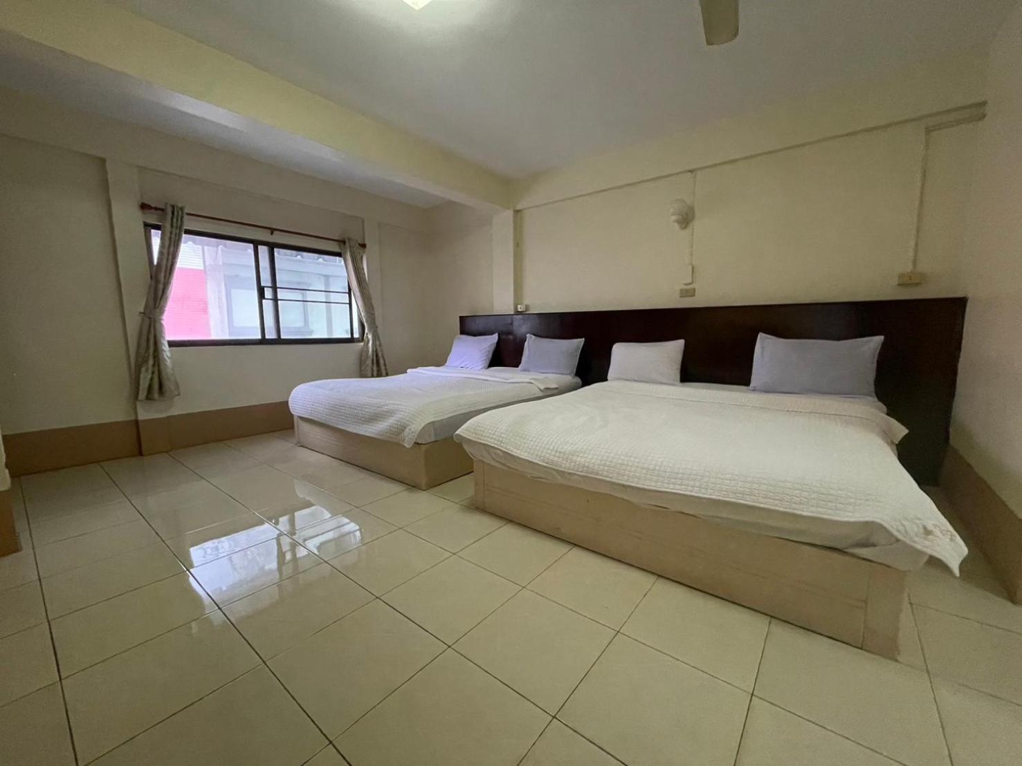 Oyo 75494 President Apartment Pattaya Eksteriør bilde