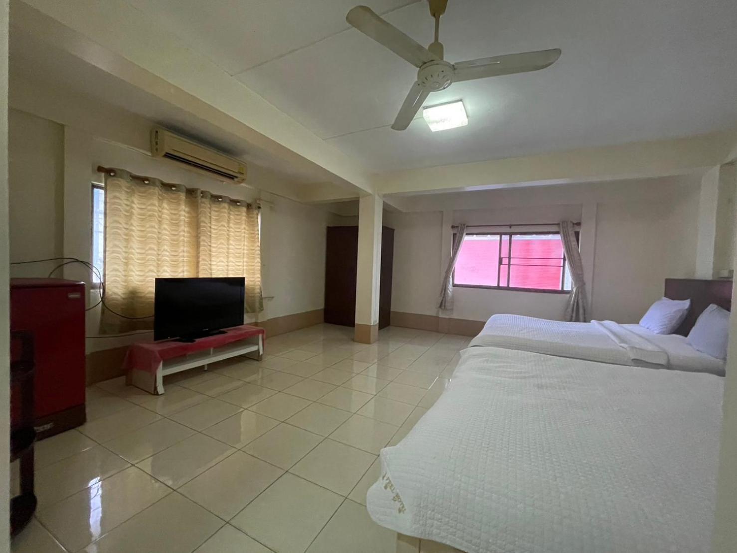 Oyo 75494 President Apartment Pattaya Eksteriør bilde