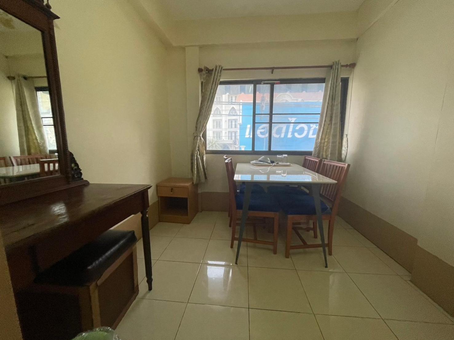 Oyo 75494 President Apartment Pattaya Eksteriør bilde