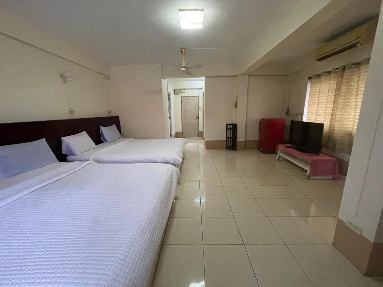 Oyo 75494 President Apartment Pattaya Eksteriør bilde