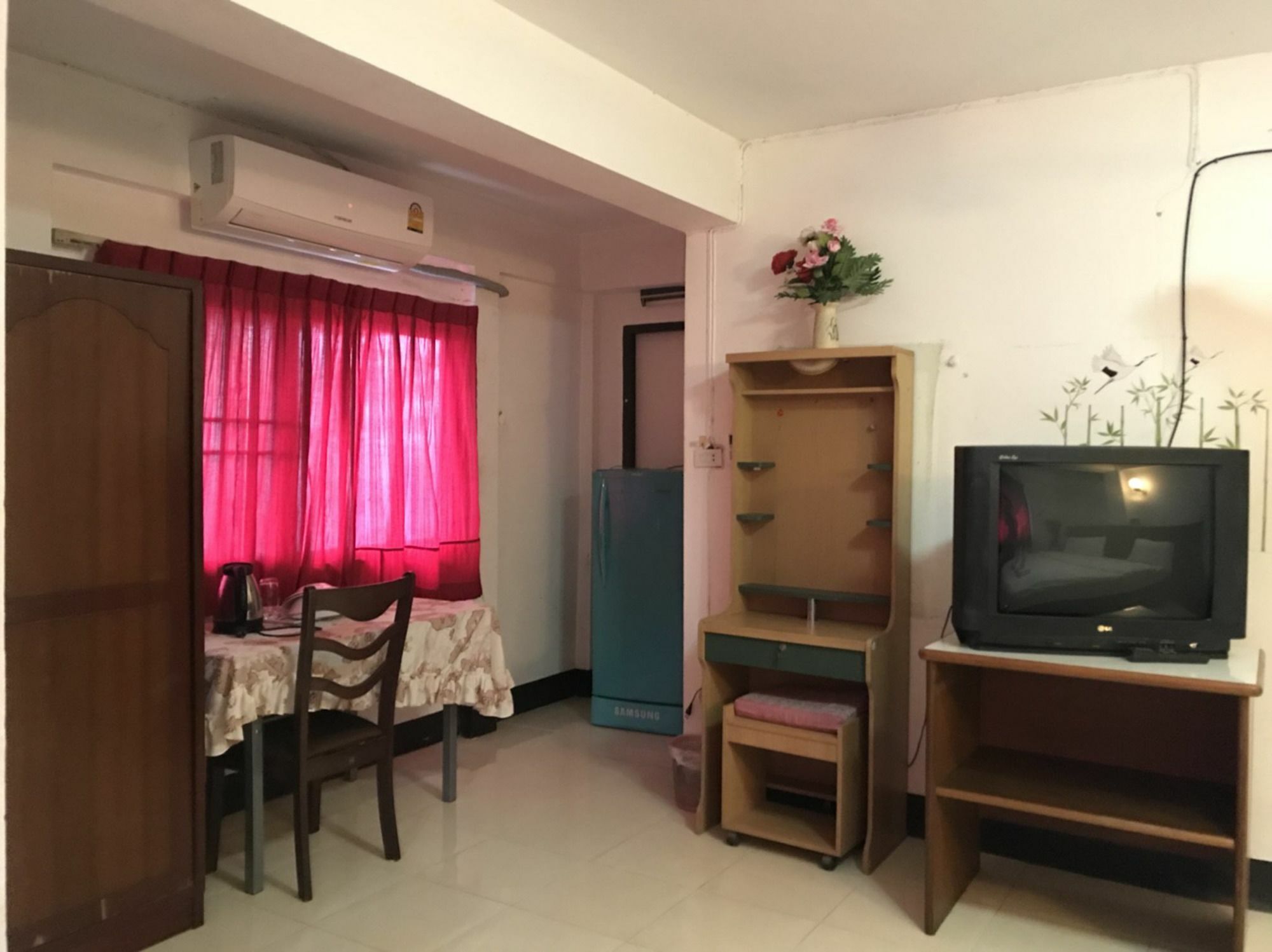 Oyo 75494 President Apartment Pattaya Eksteriør bilde