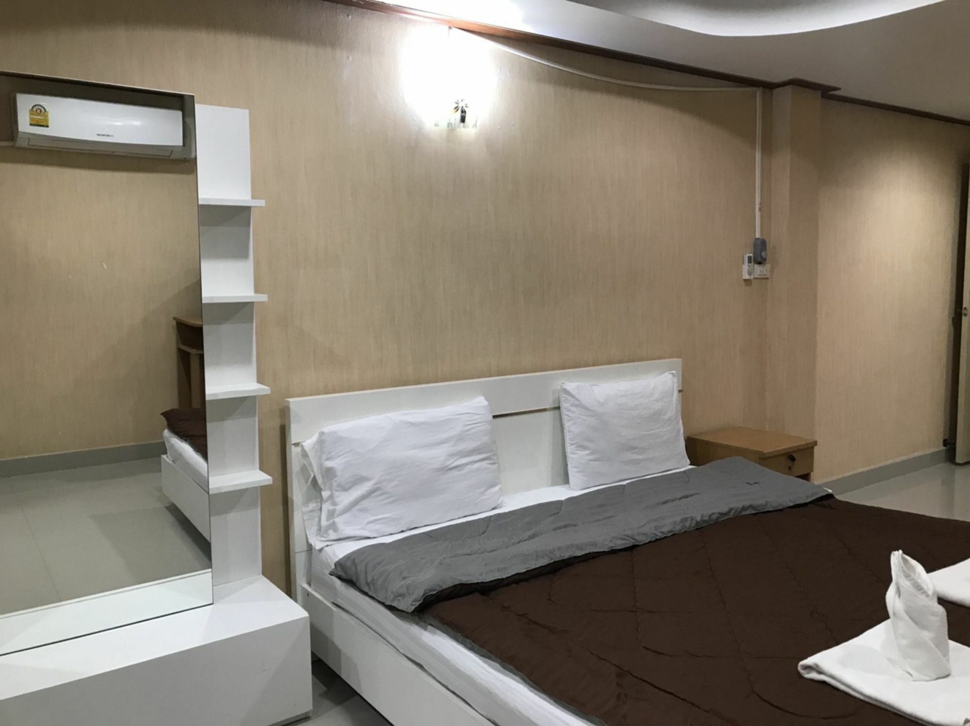 Oyo 75494 President Apartment Pattaya Eksteriør bilde