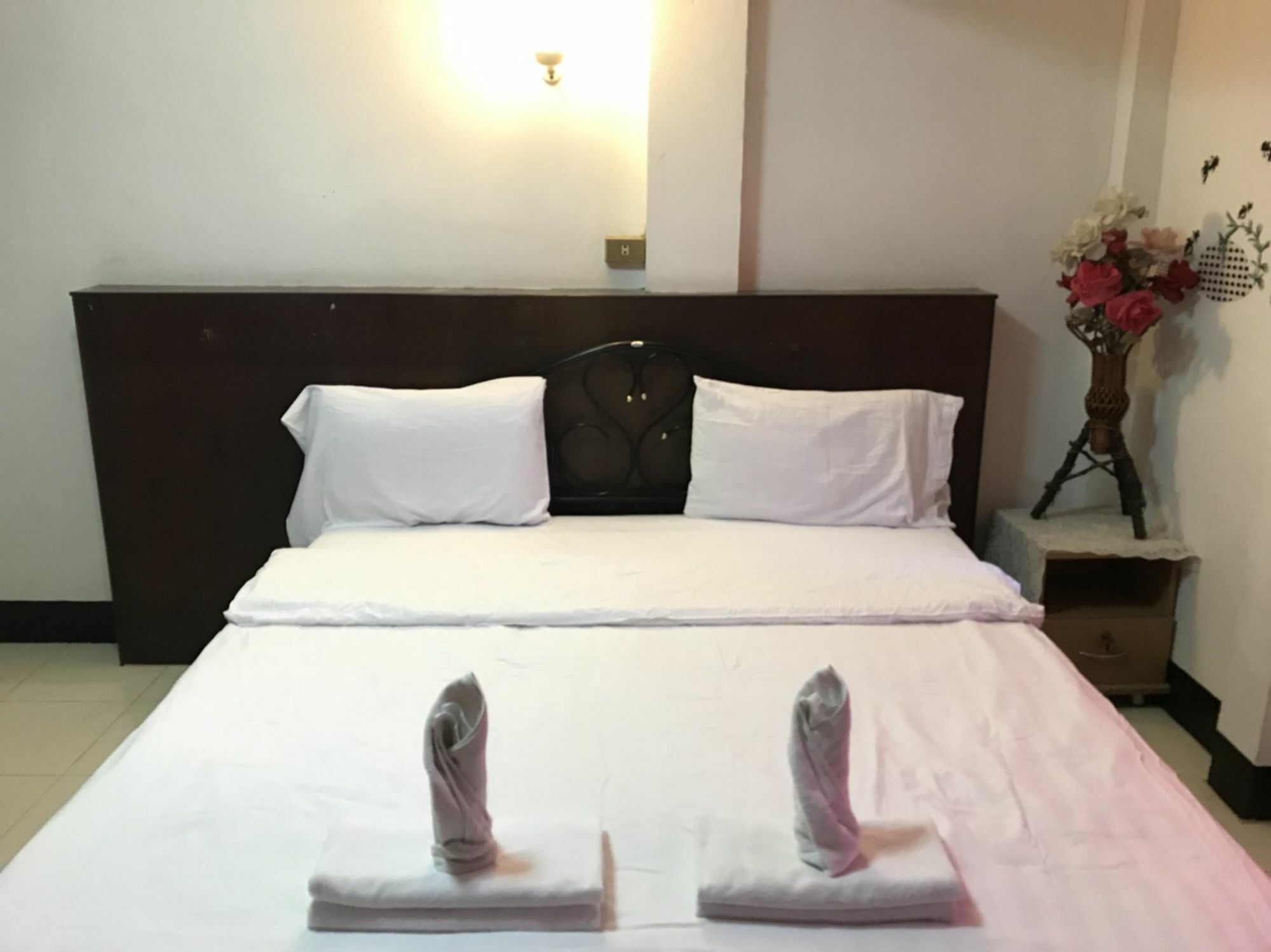 Oyo 75494 President Apartment Pattaya Eksteriør bilde