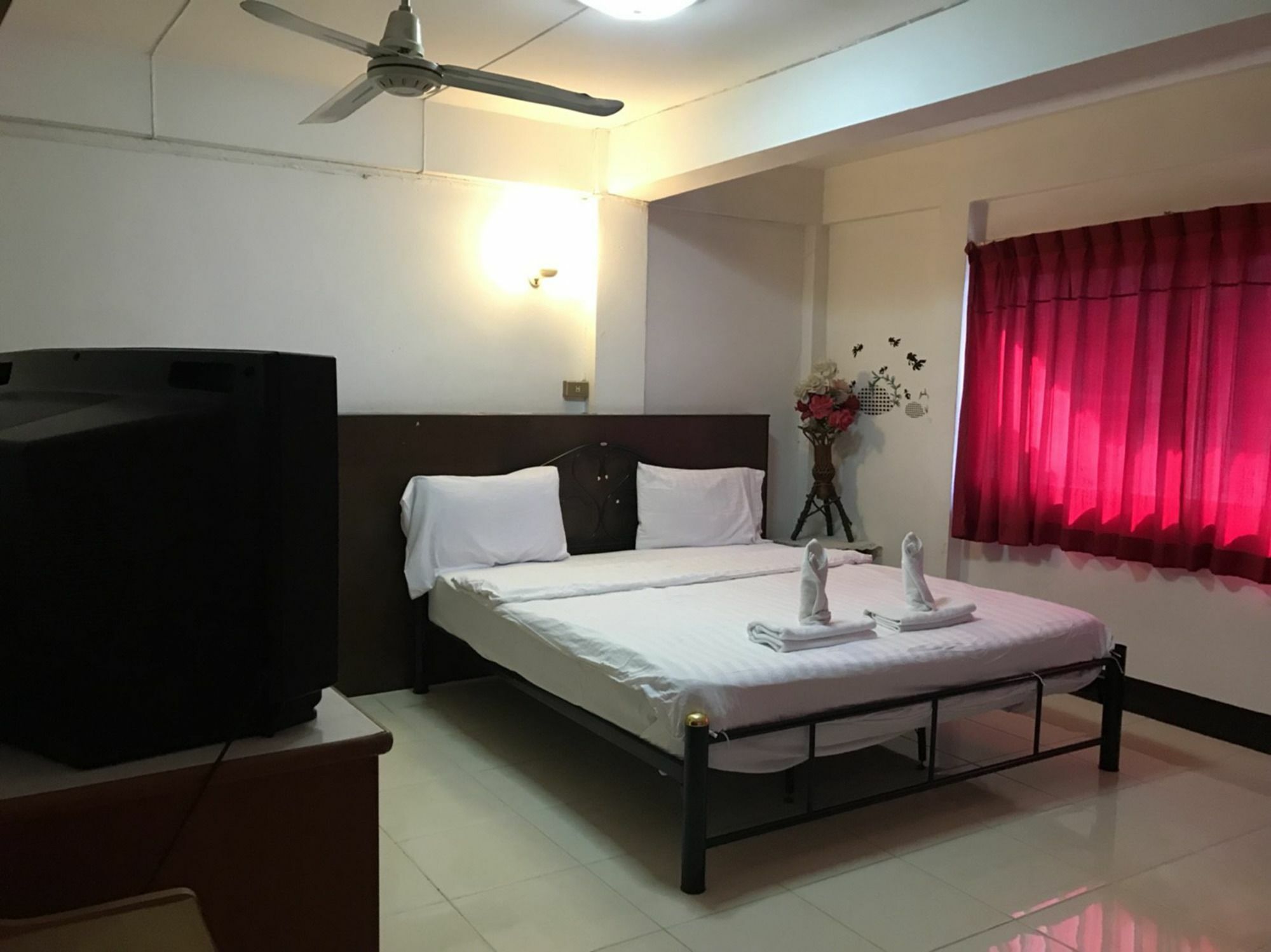 Oyo 75494 President Apartment Pattaya Eksteriør bilde