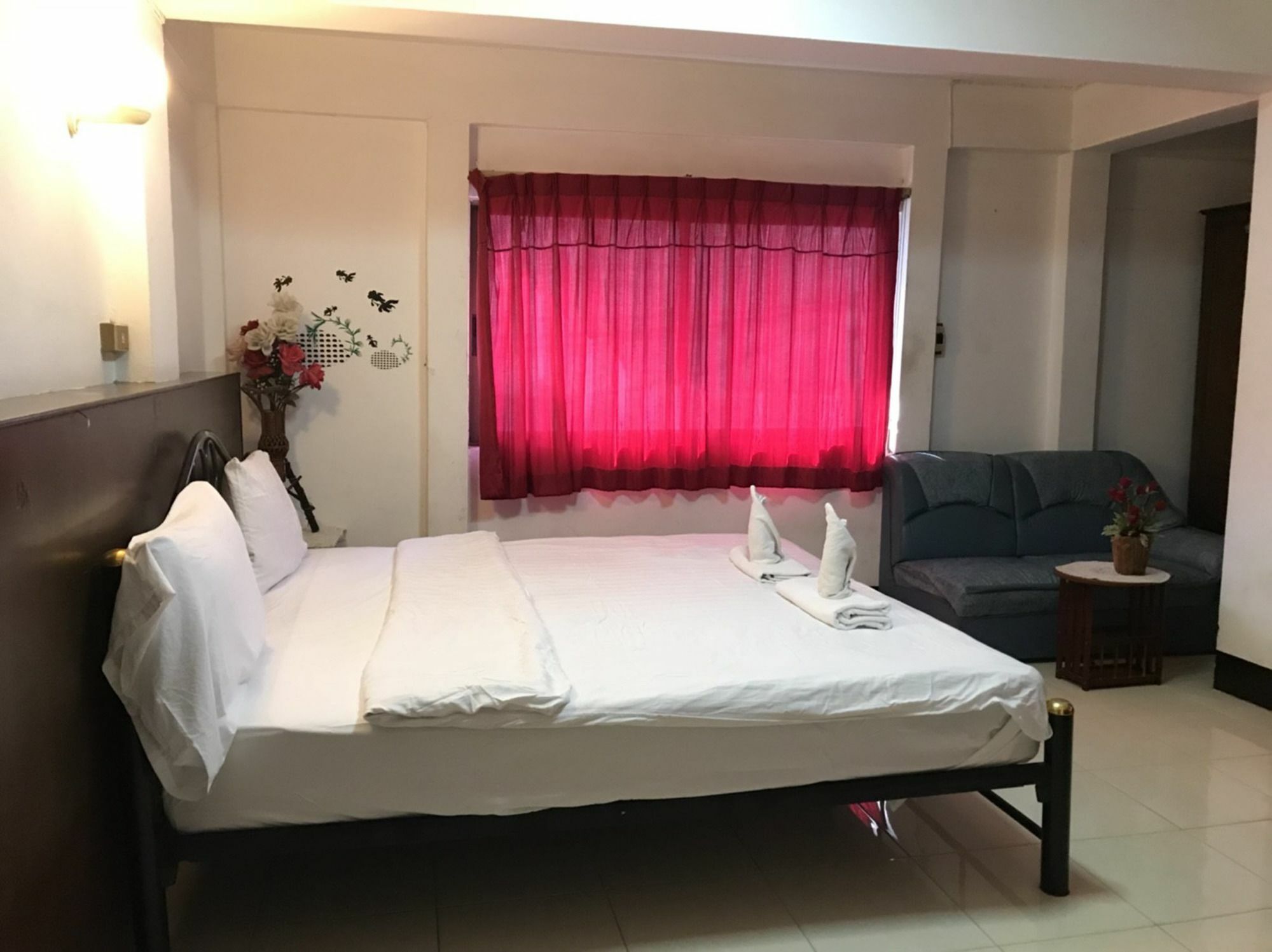 Oyo 75494 President Apartment Pattaya Eksteriør bilde