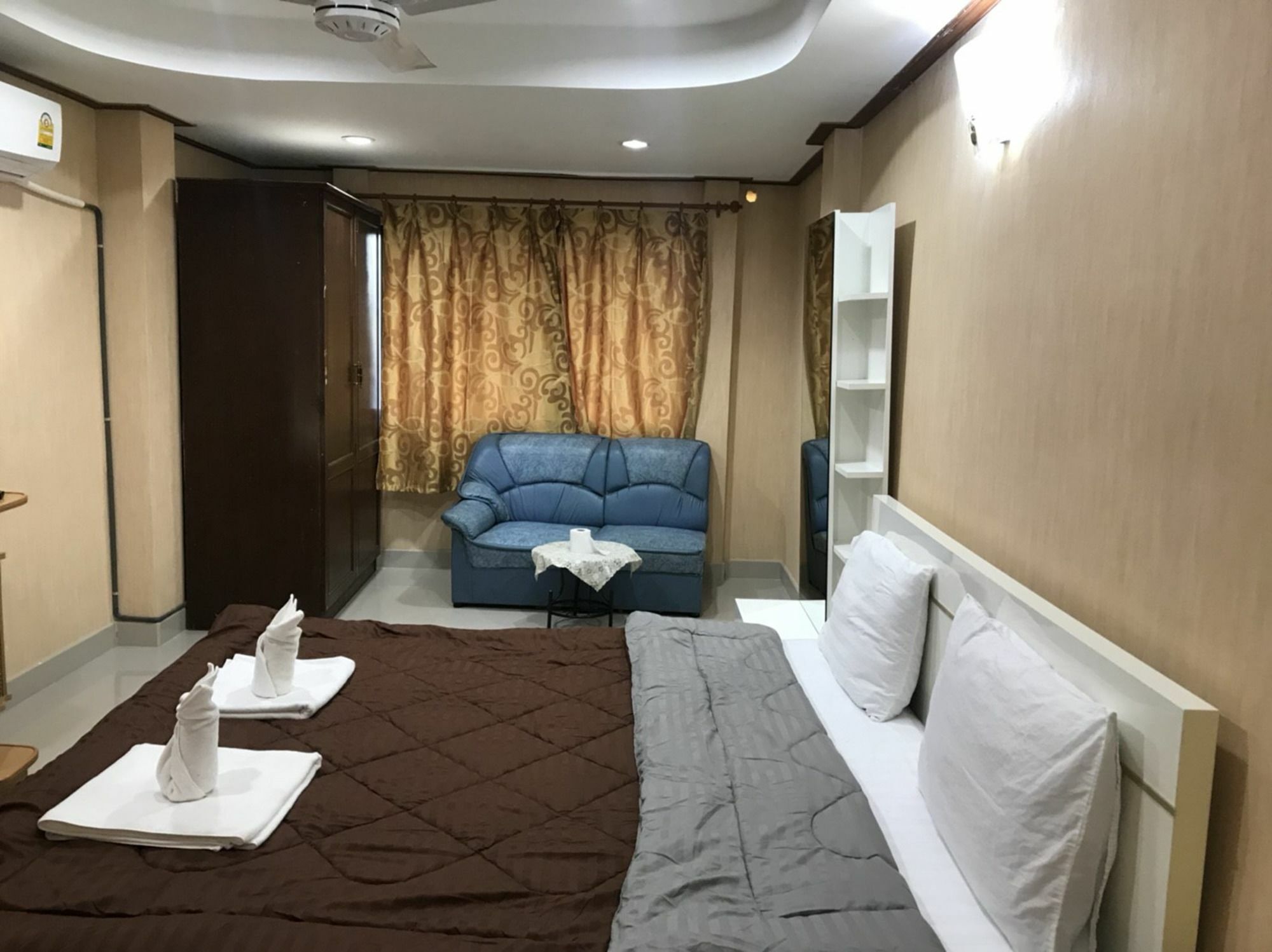 Oyo 75494 President Apartment Pattaya Eksteriør bilde