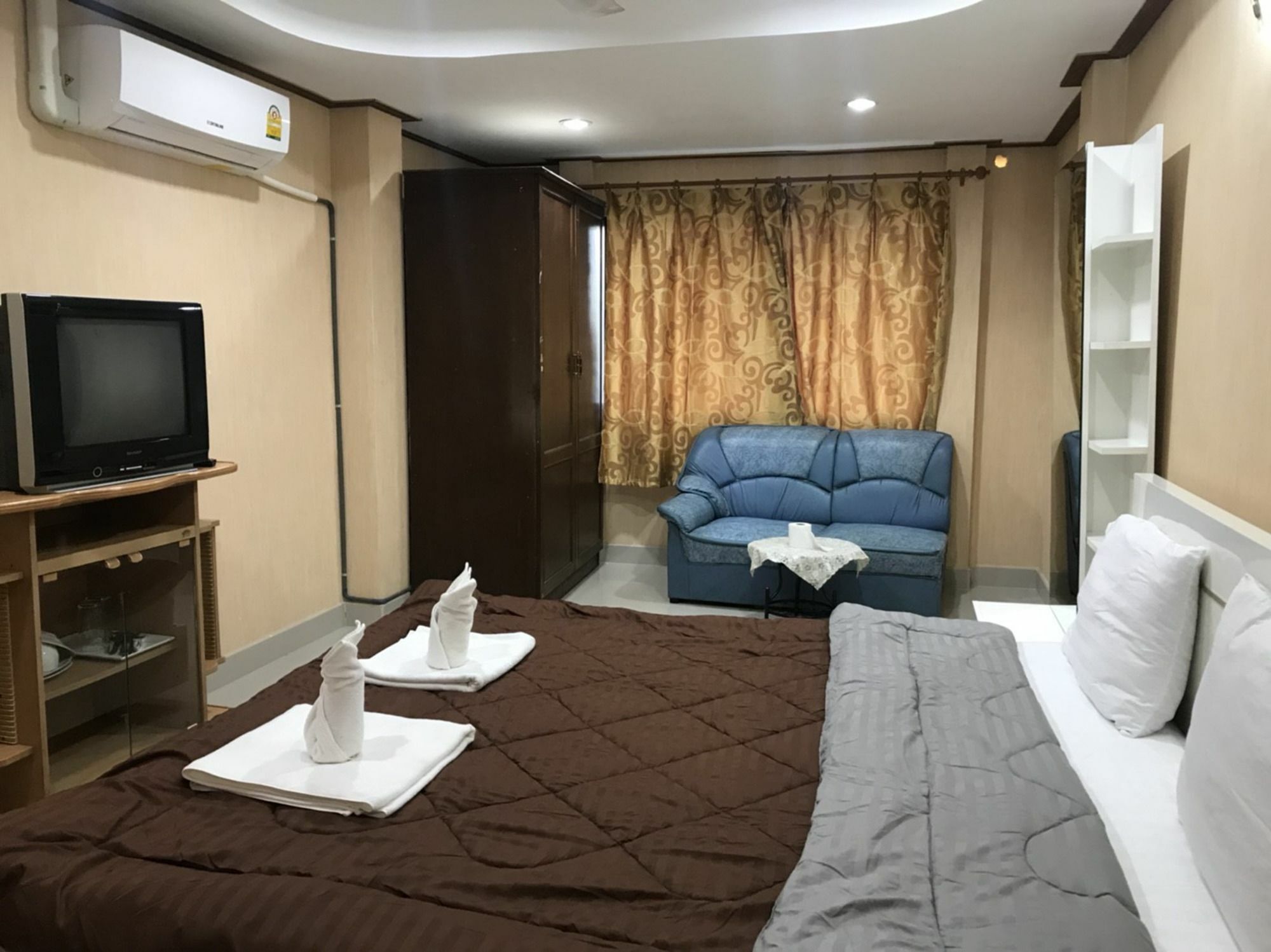 Oyo 75494 President Apartment Pattaya Eksteriør bilde